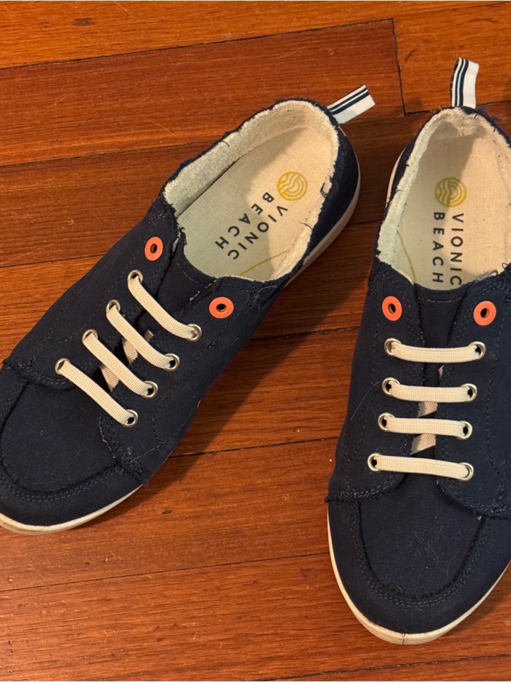 Like new! Vionic Pismo sneakers. Navy 10W